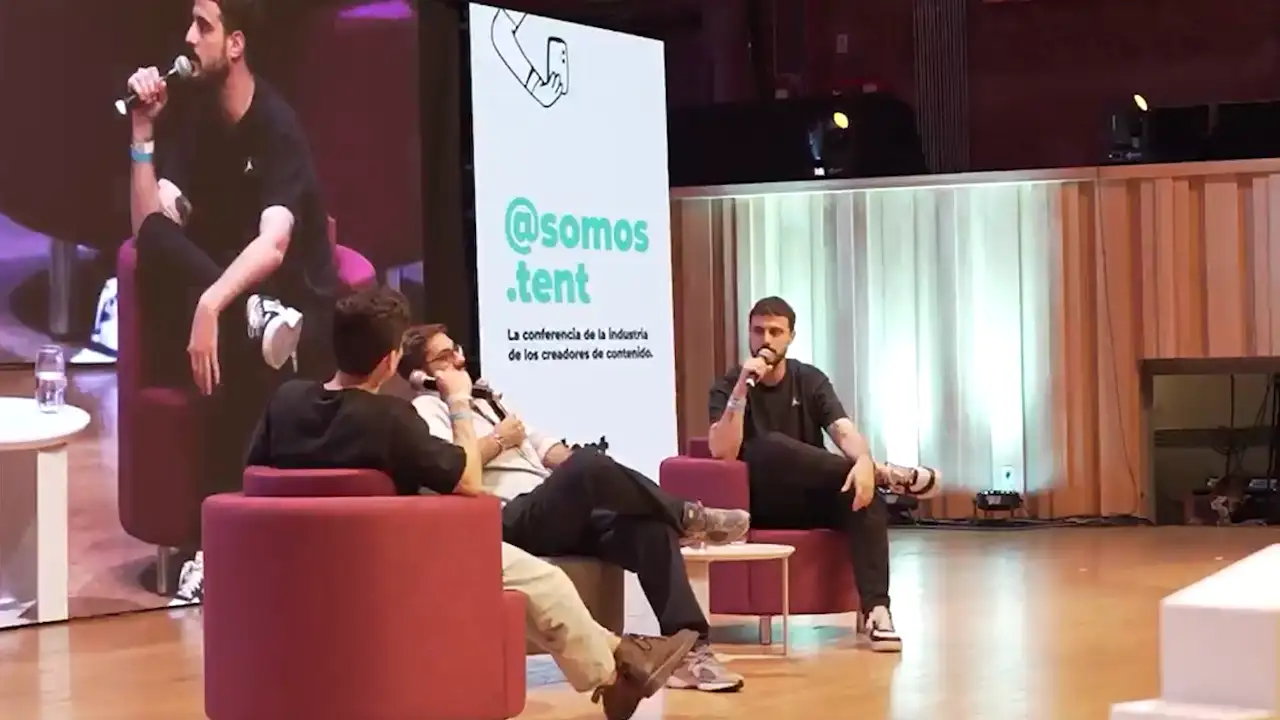Charla en Tent con pantallas